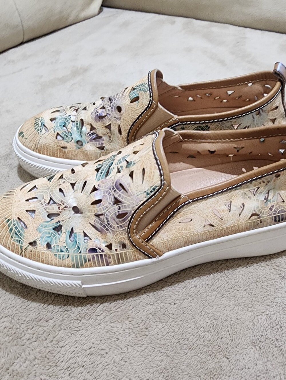 New Condition L'ATISTE Tan Laser-Cut Slip-On Platform Mule - Picture 5 of 11